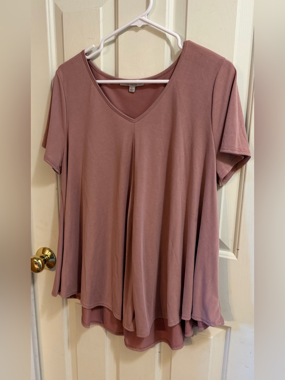 Green Envelope Dusty Rose V-Neck Short Sleeve Swing Top | L